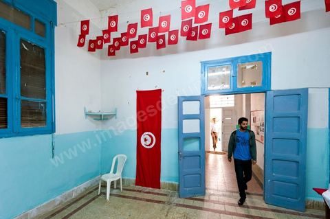 Dans l'ancien siège du RCD, ex parti de Ben Ali, cellule de Hammam Lif, réunion du comité de la protection de la Révolution tenu majoritairement par des membres du parti Ennahdha