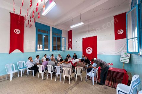Dans l'ancien siège du RCD, ex parti de Ben Ali, cellule de Hammam Lif, réunion du comité de la protection de la Révolution tenu majoritairement par des membres du parti Ennahdha