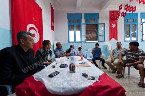 Dans l'ancien siège du RCD, ex parti de Ben Ali, cellule de Hammam Lif, réunion du comité de la protection de la Révolution tenu majoritairement par des membres du parti Ennahdha