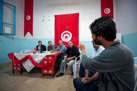 Dans l'ancien siège du RCD, ex parti de Ben Ali, cellule de Hammam Lif, réunion du comité de la protection de la Révolution tenu majoritairement par des membres du parti Ennahdha