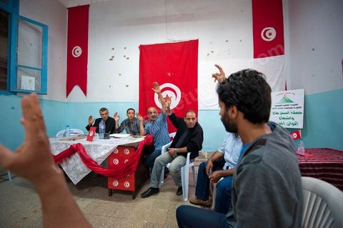 Dans l'ancien siège du RCD, ex parti de Ben Ali, cellule de Hammam Lif, réunion du comité de la protection de la Révolution tenu majoritairement par des membres du parti Ennahdha