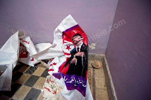 Dans l'ancien siège du RCD, ex parti de Ben Ali, cellule de Hammam Lif, une affiche de propagande l'ancien président Ben Ali