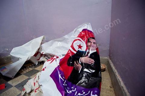 Dans l'ancien siège du RCD, ex parti de Ben Ali, cellule de Hammam Lif, une affiche de propagande l'ancien président Ben Ali