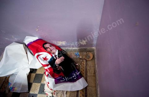 Dans l'ancien siège du RCD, ex parti de Ben Ali, cellule de Hammam Lif, une affiche de propagande l'ancien président Ben Ali