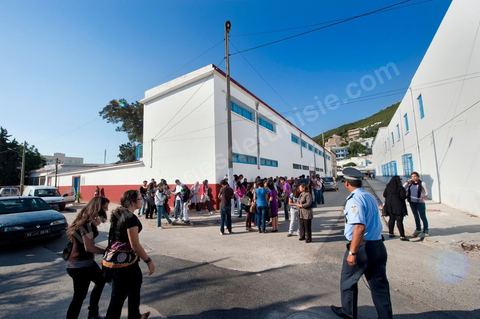 1er jour du Baccaluaréat au lycée de Hammam Lif, les lycéens rentrent en salle d'examen sous la surveillance de la police, des parents et des comités de protection de la révolution