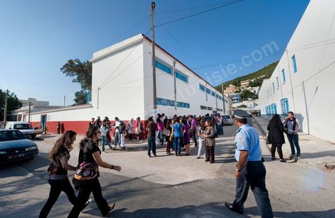 1er jour du Baccaluaréat au lycée de Hammam Lif, les lycéens rentrent en salle d'examen sous la surveillance de la police, des parents et des comités de protection de la révolution
