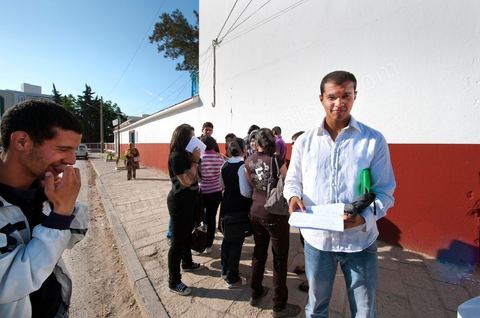 1er jour du Baccaluaréat au lycée de Hammam Lif, les lycéens rentrent en salle d'examen sous la surveillance de la police, des parents et des comités de protection de la révolution