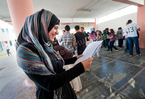 1er jour du Baccaluaréat au lycée de Hammam Lif, les lycéens rentrent en salle d'examen sous la surveillance de la police, des parents et des comités de protection de la révolution