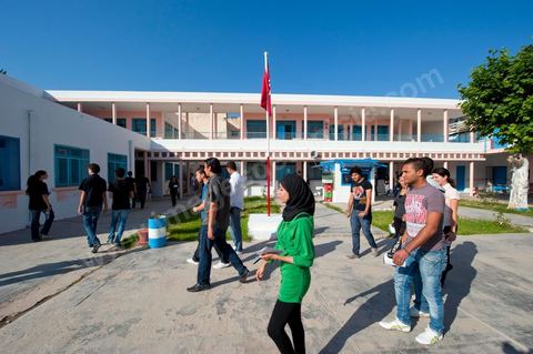 1er jour du Baccaluaréat au lycée de Hammam Lif, les lycéens rentrent en salle d'examen sous la surveillance de la police, des parents et des comités de protection de la révolution