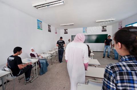 1er jour du Baccaluaréat au lycée de Hammam Lif, les lycéens rentrent en salle d'examen sous la surveillance de la police, des parents et des comités de protection de la révolution