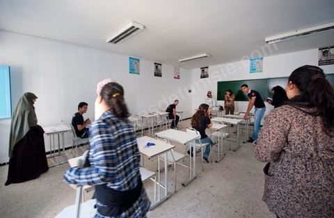 1er jour du Baccaluaréat au lycée de Hammam Lif, les lycéens rentrent en salle d'examen sous la surveillance de la police, des parents et des comités de protection de la révolution