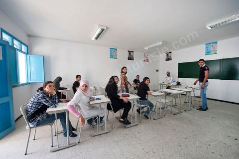 1er jour du Baccaluaréat au lycée de Hammam Lif, les lycéens rentrent en salle d'examen sous la surveillance de la police, des parents et des comités de protection de la révolution