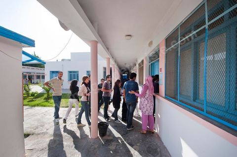 1er jour du Baccaluaréat au lycée de Hammam Lif, les lycéens rentrent en salle d'examen sous la surveillance de la police, des parents et des comités de protection de la révolution