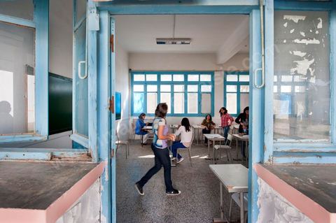1er jour du Baccaluaréat au lycée de Hammam Lif, les lycéens rentrent en salle d'examen sous la surveillance de la police, des parents et des comités de protection de la révolution