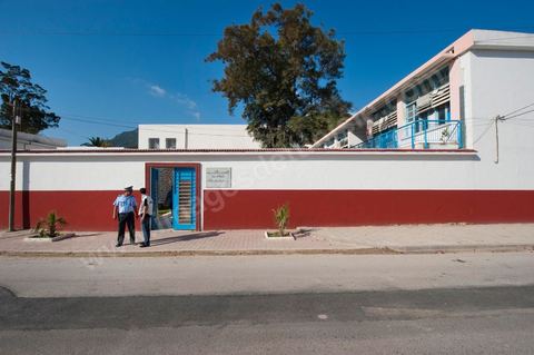 1er jour du Baccaluaréat au lycée de Hammam Lif, les lycéens rentrent en salle d'examen sous la surveillance de la police, des parents et des comités de protection de la révolution
