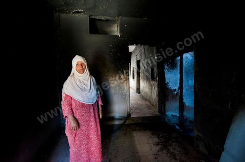 femme de la tribu des Jeridiens dans sa maison incendiée dans le quartier des tripolitains lors des affrontements du 3 au 5 juin 2011 dans la ville de Metlaoui