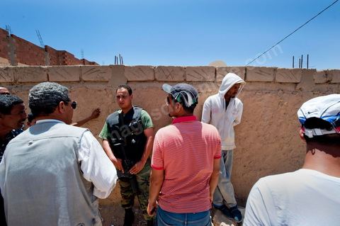 Présence des militaires auprès de la population dans les rues du quartier des tripolitains lors des affrontements du 3 au 5 juin 2011 dans la ville de Metlaoui
