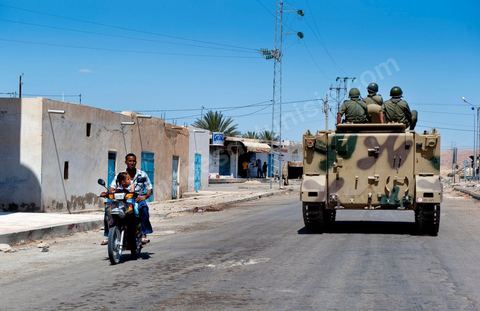 Patrouille militaire le long de la voie ferrée qui sépare les deux tribus de Metlaoui, lors des affrontements du 3 au 5 juin 2011 dans la ville de Metlaoui