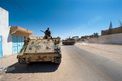 Manoeuvre militaire devant le lycée de Metlaoui pendant les examens du Bac après les affrontements du 3 au 5 juin 2011 dans la ville de Metlaoui