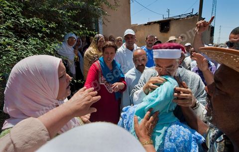 Le Cheikh Abdelfattah Mourou visite les familles endeuillées le vendredi 10 juin après les affrontements du 3 au 5 juin 2011 dans la ville de Metlaoui