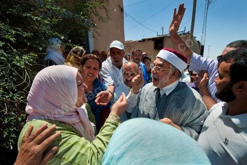 Le Cheikh Abdelfattah Mourou visite les familles endeuillées le vendredi 10 juin après les affrontements du 3 au 5 juin 2011 dans la ville de Metlaoui