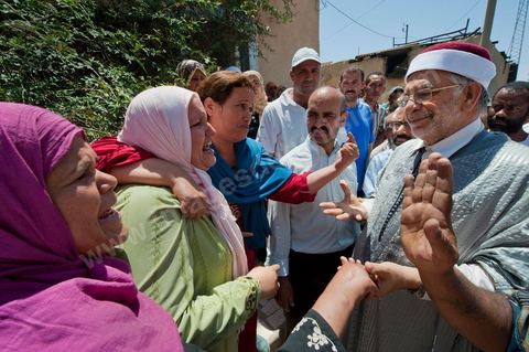 Le Cheikh Abdelfattah Mourou visite les familles endeuillées le vendredi 10 juin après les affrontements du 3 au 5 juin 2011 dans la ville de Metlaoui