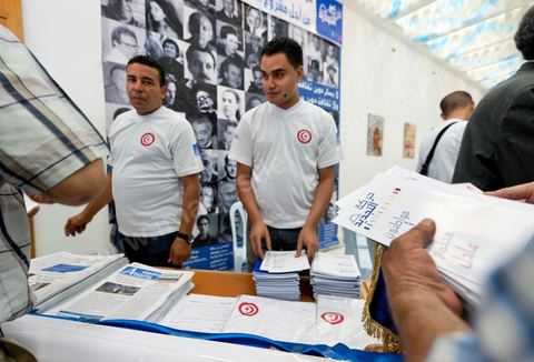 18 juin 2011 : jeunes militants du parti Ettajdid. Le Pôle Démocratique Moderniste organise sa première manifestation au Palais des Congrès à  Tunis. Cette manifestation vise d’une part à faire connaitre les principes et les objectifs du pôle et d’autre part donnera l’occasion aux partis et initiatives, membres du pôle, d’intervenir au cours de ce meeting :Cette manifestation s’inscrit dans le cadre de la participation du Pôle Démocratique Moderniste aux élections de l’Assemblée Constituante pour laquelle le pôle présentera des listes communes ayant pour objectif d’élaborer une constitution démocratique moderniste.Mouvement Ettajdid, Le Parti Socialiste de Gauche, Le Parti du Travail Patriotique et Démocratique, Le Mouvement des Patriotes Démocrates, L’Alliance Républicaine, Le Parti Avant-Garde Arabe Démocratique, Le Mouvement de la Citoyenneté et de la Justice, La Voix du Centre.