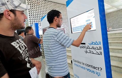 18 juin 2011 : borne d'inscription du Le Pôle Démocratique Moderniste organise sa première manifestation au Palais des Congrès à  Tunis. Cette manifestation vise d’une part à faire connaitre les principes et les objectifs du pôle et d’autre part donnera l’occasion aux partis et initiatives, membres du pôle, d’intervenir au cours de ce meeting.Cette manifestation s’inscrit dans le cadre de la participation du Pôle Démocratique Moderniste aux élections de l’Assemblée Constituante pour laquelle le pôle présentera des listes communes ayant pour objectif d’élaborer une constitution démocratique moderniste.Mouvement Ettajdid, Le Parti Socialiste de Gauche, Le Parti du Travail Patriotique et Démocratique, Le Mouvement des Patriotes Démocrates, L’Alliance Républicaine, Le Parti Avant-Garde Arabe Démocratique, Le Mouvement de la Citoyenneté et de la Justice, La Voix du Centre.