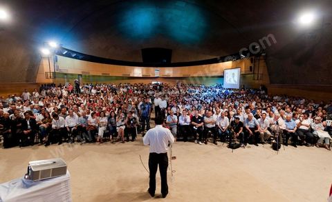 18 juin 2011 : Le Pôle Démocratique Moderniste organise sa première manifestation au Palais des Congrès à  Tunis. Cette manifestation vise d’une part à faire connaitre les principes et les objectifs du pôle et d’autre part donnera l’occasion aux partis et initiatives, membres du pôle, d’intervenir au cours de ce meeting.Cette manifestation s’inscrit dans le cadre de la participation du Pôle Démocratique Moderniste aux élections de l’Assemblée Constituante pour laquelle le pôle présentera des listes communes ayant pour objectif d’élaborer une constitution démocratique moderniste.Mouvement Ettajdid, Le Parti Socialiste de Gauche, Le Parti du Travail Patriotique et Démocratique, Le Mouvement des Patriotes Démocrates, L’Alliance Républicaine, Le Parti Avant-Garde Arabe Démocratique, Le Mouvement de la Citoyenneté et de la Justice, La Voix du Centre.