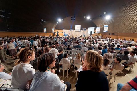 18 juin 2011 : Le Pôle Démocratique Moderniste organise sa première manifestation au Palais des Congrès à  Tunis. Cette manifestation vise d’une part à faire connaitre les principes et les objectifs du pôle et d’autre part donnera l’occasion aux partis et initiatives, membres du pôle, d’intervenir au cours de ce meeting.Cette manifestation s’inscrit dans le cadre de la participation du Pôle Démocratique Moderniste aux élections de l’Assemblée Constituante pour laquelle le pôle présentera des listes communes ayant pour objectif d’élaborer une constitution démocratique moderniste.Mouvement Ettajdid, Le Parti Socialiste de Gauche, Le Parti du Travail Patriotique et Démocratique, Le Mouvement des Patriotes Démocrates, L’Alliance Républicaine, Le Parti Avant-Garde Arabe Démocratique, Le Mouvement de la Citoyenneté et de la Justice, La Voix du Centre.