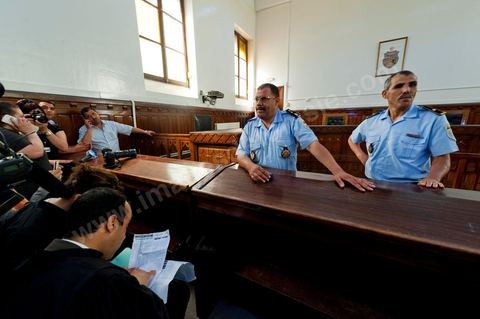 20 juin 2011 : Tribunal de première Instance de Tunis, Chambre Criminelle, la justice tunisienne a entamé aujourd’hui le procès de Benali et de sa femme en son absence, cette audience est la première parmi les 93 procédures engagées contre le président déchu, dont 35 relèvent de la justice militaire.Le procès d’aujourd’hui concerne l'affaire du palais de Sidi Dherif où une importante quantité de devises et des bijoux de valeur ont été saisis. Ben Ali est également accusé de  détention d'armes et de possession de stupéfiants, saisis au palais de Carthage.  Il est passible de peines allant de 5 à 20 ans de prison. 