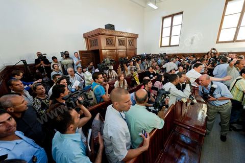 20 juin 2011 : Tribunal de première Instance de Tunis, Chambre Criminelle, la justice tunisienne a entamé aujourd’hui le procès de Benali et de sa femme en son absence, cette audience est la première parmi les 93 procédures engagées contre le président déchu, dont 35 relèvent de la justice militaire.Le procès d’aujourd’hui concerne l'affaire du palais de Sidi Dherif où une importante quantité de devises et des bijoux de valeur ont été saisis. Ben Ali est également accusé de  détention d'armes et de possession de stupéfiants, saisis au palais de Carthage.  Il est passible de peines allant de 5 à 20 ans de prison. 