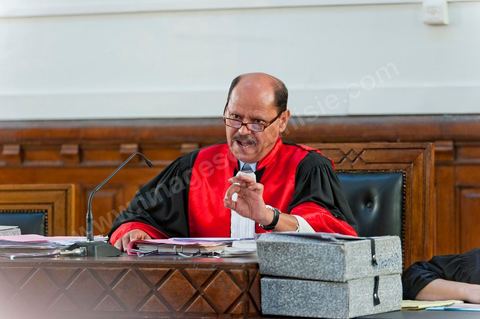 20 juin 2011 : Le juge Touhami Hafian a indiqué que le procès commencerait par la lecture des charges pesant contre Ben Ali, à savoir la possession illégale de drogues, d'armes, de devises étrangères, de bijoux et d'objets archéologiques.Tribunal de première Instance de Tunis, Chambre criminelle, la justice tunisienne a entamé aujourd’hui le procès de Benali et de sa femme en son absence, cette audience est la première parmi les 93 procédures engagées contre le président déchu, dont 35 relèvent de la justice militaire.Le procès d’aujourd’hui concerne l'affaire du palais de Sidi Dherif où une importante quantité de devises et des bijoux de valeur ont été saisis. Ben Ali est également accusé de  détention d'armes et de possession de stupéfiants, saisis au palais de Carthage.  Il est passible de peines allant de 5 à 20 ans de prison. 