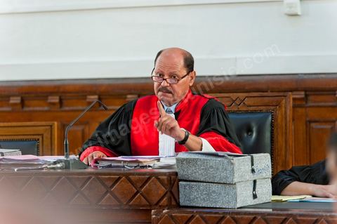 20 juin 2011 : Le juge Touhami Hafian a indiqué que le procès commencerait par la lecture des charges pesant contre Ben Ali, à savoir la possession illégale de drogues, d'armes, de devises étrangères, de bijoux et d'objets archéologiques.Tribunal de première Instance de Tunis, Chambre criminelle, la justice tunisienne a entamé aujourd’hui le procès de Benali et de sa femme en son absence, cette audience est la première parmi les 93 procédures engagées contre le président déchu, dont 35 relèvent de la justice militaire.Le procès d’aujourd’hui concerne l'affaire du palais de Sidi Dherif où une importante quantité de devises et des bijoux de valeur ont été saisis. Ben Ali est également accusé de  détention d'armes et de possession de stupéfiants, saisis au palais de Carthage.  Il est passible de peines allant de 5 à 20 ans de prison. 