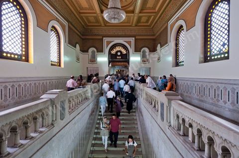 20 juin 2011 : Tribunal de première Instance de Tunis, Chambre criminelle, la justice tunisienne a entamé aujourd’hui le procès de Benali et de sa femme en son absence, cette audience est la première parmi les 93 procédures engagées contre le président déchu, dont 35 relèvent de la justice militaire.Le procès d’aujourd’hui concerne l'affaire du palais de Sidi Dherif où une importante quantité de devises et des bijoux de valeur ont été saisis. Ben Ali est également accusé de  détention d'armes et de possession de stupéfiants, saisis au palais de Carthage.  Il est passible de peines allant de 5 à 20 ans de prison. 
