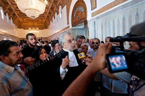 20 juin 2011 : Abdelfattah Mourou dans la salle des pas perdu pendant le procès et face aux caméras du monde. Tribunal de première Instance de Tunis, Chambre criminelle, la justice tunisienne a entamé aujourd’hui le procès de Benali et de sa femme en son absence, cette audience est la première parmi les 93 procédures engagées contre le président déchu, dont 35 relèvent de la justice militaire.Le procès d’aujourd’hui concerne l'affaire du palais de Sidi Dherif où une importante quantité de devises et des bijoux de valeur ont été saisis. Ben Ali est également accusé de  détention d'armes et de possession de stupéfiants, saisis au palais de Carthage.  Il est passible de peines allant de 5 à 20 ans de prison. 