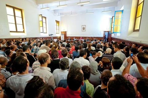 20 juin 2011 : Tribunal de première Instance de Tunis, Chambre criminelle, la justice tunisienne a entamé aujourd’hui le procès de Benali et de sa femme en son absence, cette audience est la première parmi les 93 procédures engagées contre le président déchu, dont 35 relèvent de la justice militaire.Le procès d’aujourd’hui concerne l'affaire du palais de Sidi Dherif où une importante quantité de devises et des bijoux de valeur ont été saisis. Ben Ali est également accusé de  détention d'armes et de possession de stupéfiants, saisis au palais de Carthage.  Il est passible de peines allant de 5 à 20 ans de prison. 