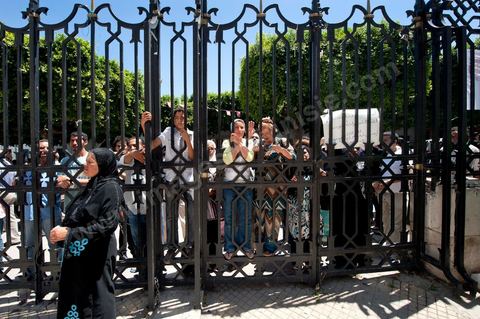 20 juin 2011 : une petite dizaine de manifestants devant le Tribunal de première Instance de Tunis, Chambre criminelle, la justice tunisienne a entamé aujourd’hui le procès de Benali et de sa femme en son absence, cette audience est la première parmi les 93 procédures engagées contre le président déchu, dont 35 relèvent de la justice militaire.Le procès d’aujourd’hui concerne l'affaire du palais de Sidi Dherif où une importante quantité de devises et des bijoux de valeur ont été saisis. Ben Ali est également accusé de  détention d'armes et de possession de stupéfiants, saisis au palais de Carthage.  Il est passible de peines allant de 5 à 20 ans de prison. 
