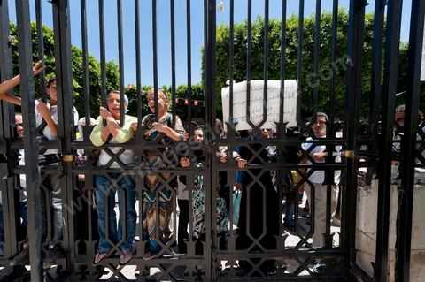 20 juin 2011 : une petite dizaine de manifestants devant le Tribunal de première Instance de Tunis, Chambre criminelle, la justice tunisienne a entamé aujourd’hui le procès de Benali et de sa femme en son absence, cette audience est la première parmi les 93 procédures engagées contre le président déchu, dont 35 relèvent de la justice militaire.Le procès d’aujourd’hui concerne l'affaire du palais de Sidi Dherif où une importante quantité de devises et des bijoux de valeur ont été saisis. Ben Ali est également accusé de  détention d'armes et de possession de stupéfiants, saisis au palais de Carthage.  Il est passible de peines allant de 5 à 20 ans de prison. 