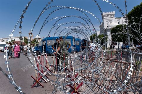 Place de la kasbah, au matin, mis en place du dispositive de sécurité en prévention de l'arrivée des manifestants pour le sit in de la Kasbah 3