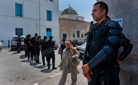 Place de la kasbah, au matin, mis en place du dispositive de sécurité en prévention de l'arrivée des manifestants pour le sit in de la Kasbah 3
