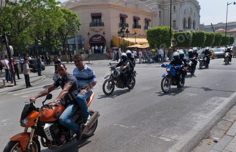Sur l'avenue Bourguiba les equipes de polices à moto, les brigades d'intervention motorisées tournent dans les rues pour disperser les événtuelles regroupement de manifestants