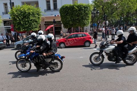 Sur l'avenue Bourguiba les equipes de polices à moto, "les voltigeurs" tournent dans les rues voisines pour disperser les événtuelles regroupement de manifestants