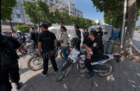 Sur l'avenue Bourguiba les equipes de polices à moto, "les voltigeurs" tournent dans les rues voisines pour disperser les événtuelles regroupement de manifestants