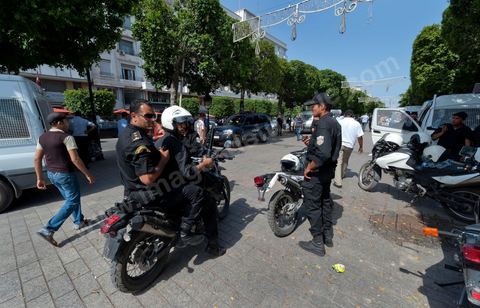 Sur l'avenue Bourguiba les equipes de polices à moto, "les voltigeurs" tournent dans les rues voisines pour disperser les événtuelles regroupement de manifestants