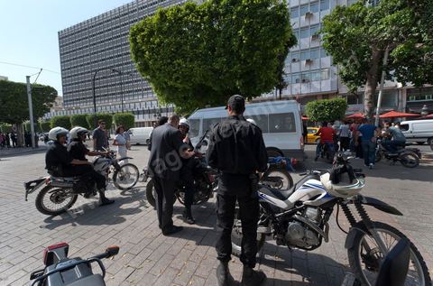 Sur l'avenue Bourguiba les equipes de polices à moto, "les voltigeurs" tournent dans les rues voisines pour disperser les événtuelles regroupement de manifestants