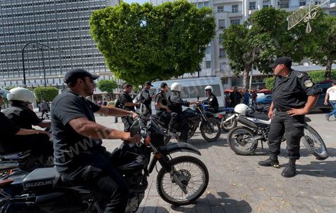 Sur l'avenue Bourguiba les equipes de polices à moto, "les voltigeurs" tournent dans les rues voisines pour disperser les événtuelles regroupement de manifestants