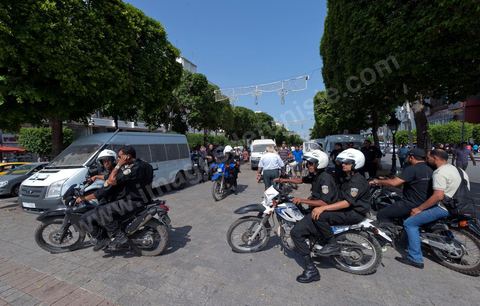 Sur l'avenue Bourguiba les equipes de polices à moto, "les voltigeurs" tournent dans les rues voisines pour disperser les événtuelles regroupement de manifestants