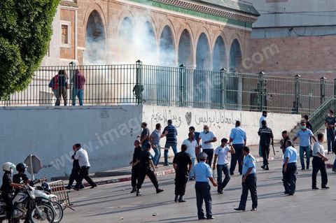 A la fin de la fin de la deuxième prière de l'après midi les manifestants refusent de quitter la mosquée et apel à un sit in sur la place de la Kasbah à moins de 100 m de là, la police décide alors un assaut sur la mosquée avec lacrymo et intrusion de policiers en civil pour tenter d'évacuer, sans succès, les manifestants retrancher à l'intérieur de la salle des prières.
