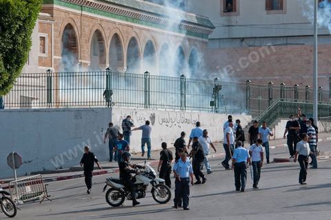 A la fin de la fin de la deuxième prière de l'après midi les manifestants refusent de quitter la mosquée et apel à un sit in sur la place de la Kasbah à moins de 100 m de là, la police décide alors un assaut sur la mosquée avec lacrymo et intrusion de policiers en civil pour tenter d'évacuer, sans succès, les manifestants retrancher à l'intérieur de la salle des prières.